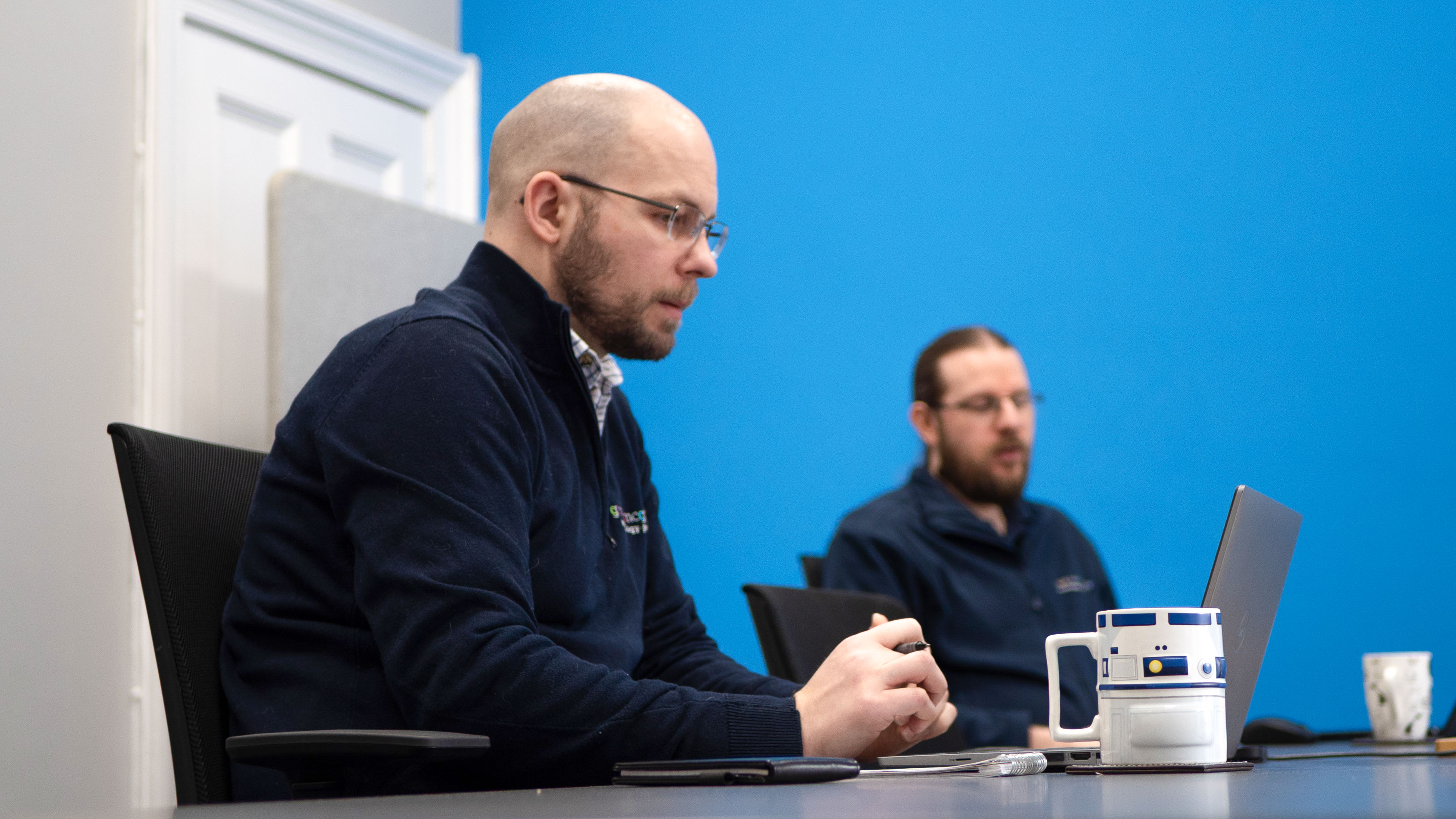 tech-managers-team-office